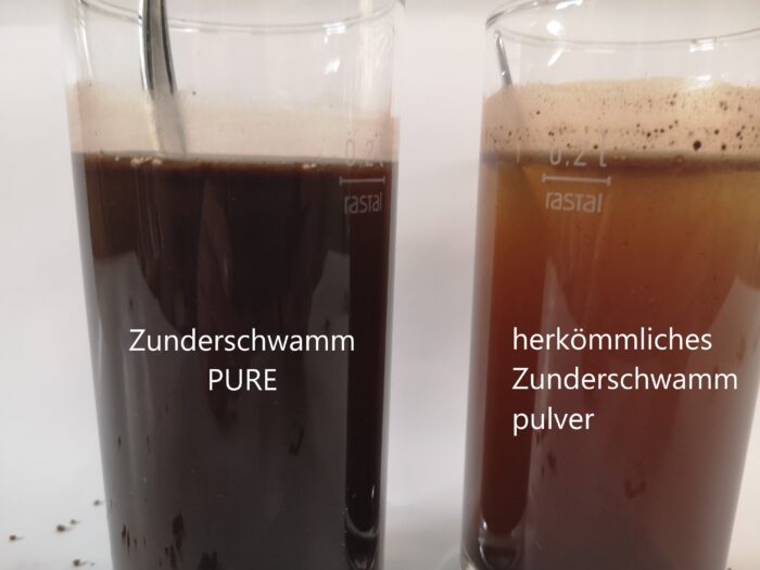 Der Unterschied im Glas: Links entfaltet sich Amadou PURE durch die schonende Aufreinigung vollkommen gleichmäßig in der Flüssigkeit. Rechts im Vergleich: Herkömmliches, rein mechanisch vermahlenes Zunderschwamm-Pulver, das zur Klumpenbildung neigt.